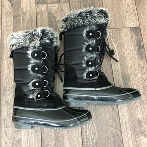 NWOT Khombu snow boots fit like a size 6.5